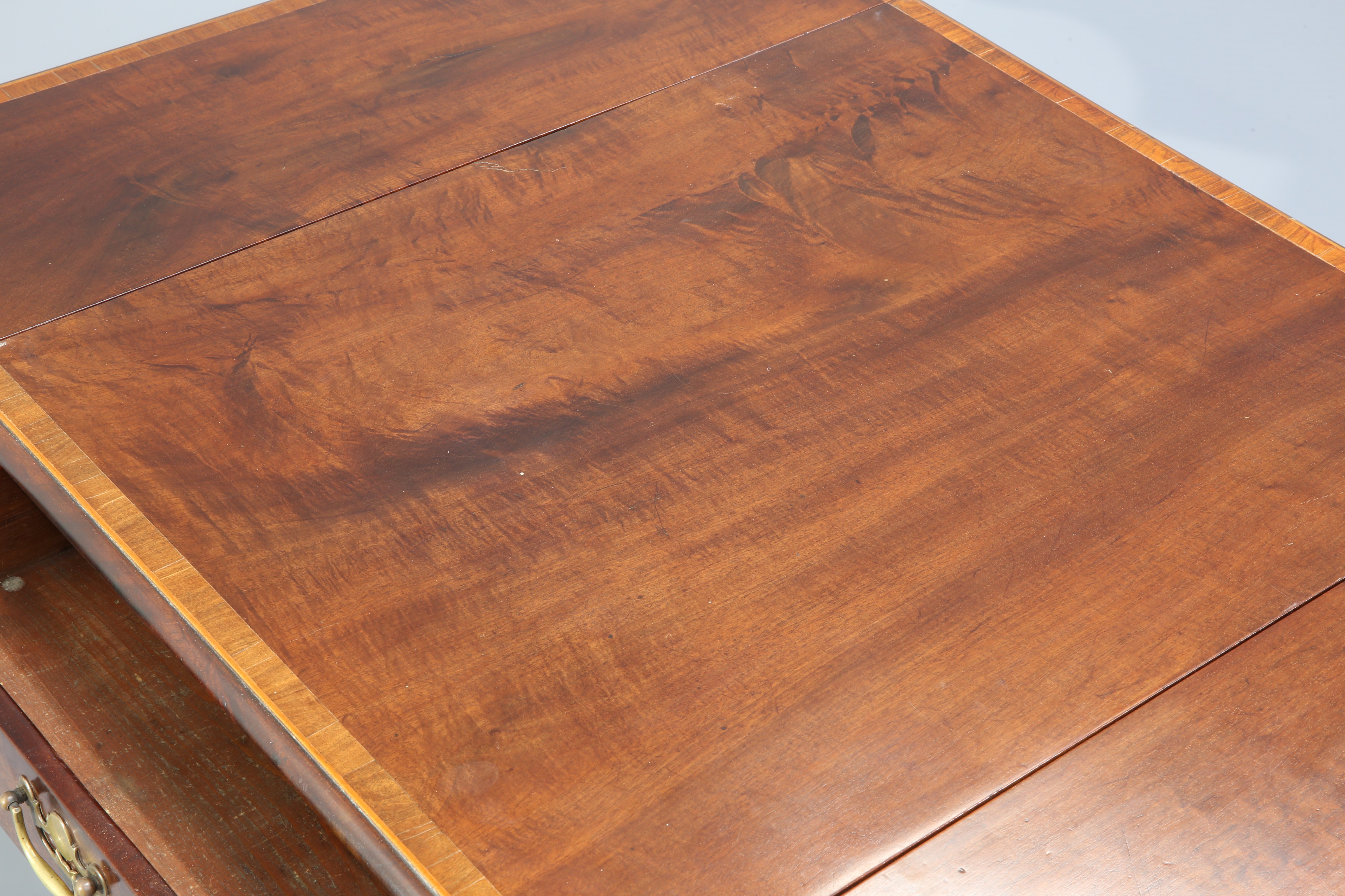 A GOOD GEORGE III SATINWOOD BANDED PEMBROKE TABLE, BY GILLOWS - Image 3 of 4