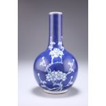 A CHINESE BLUE AND WHITE PORCELAIN BOTTLE VASE