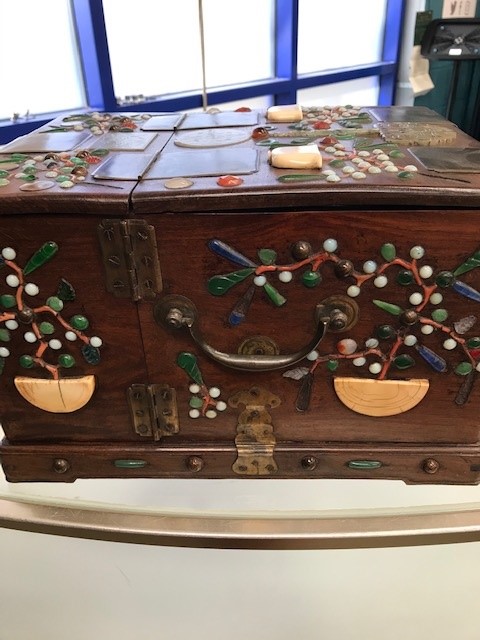 A 19TH CENTURY CHINESE HARDWOOD INLAID DRESSING TABLE CHEST - Image 4 of 20