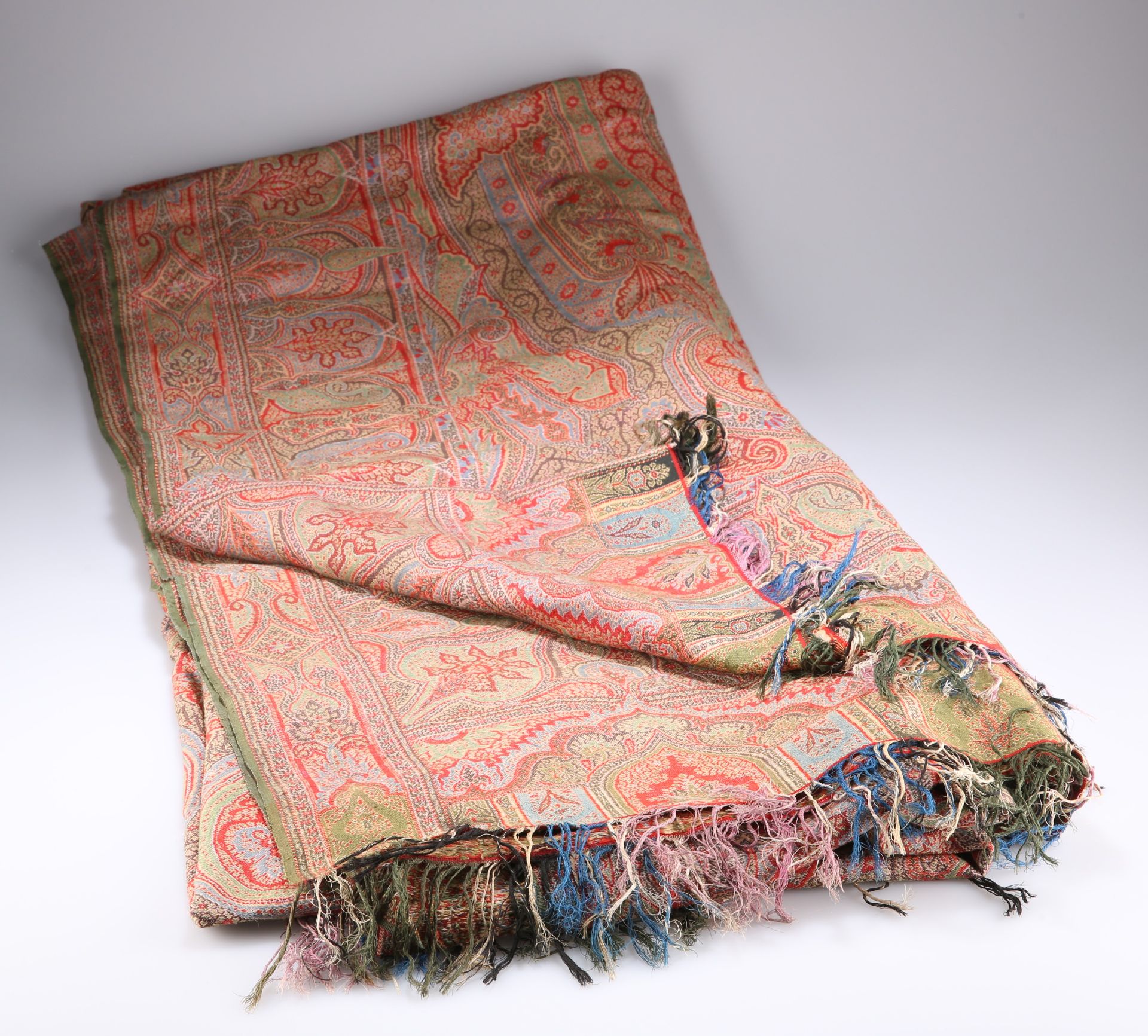 A VICTORIAN PAISLEY SHAWL, CIRCA 1850-70