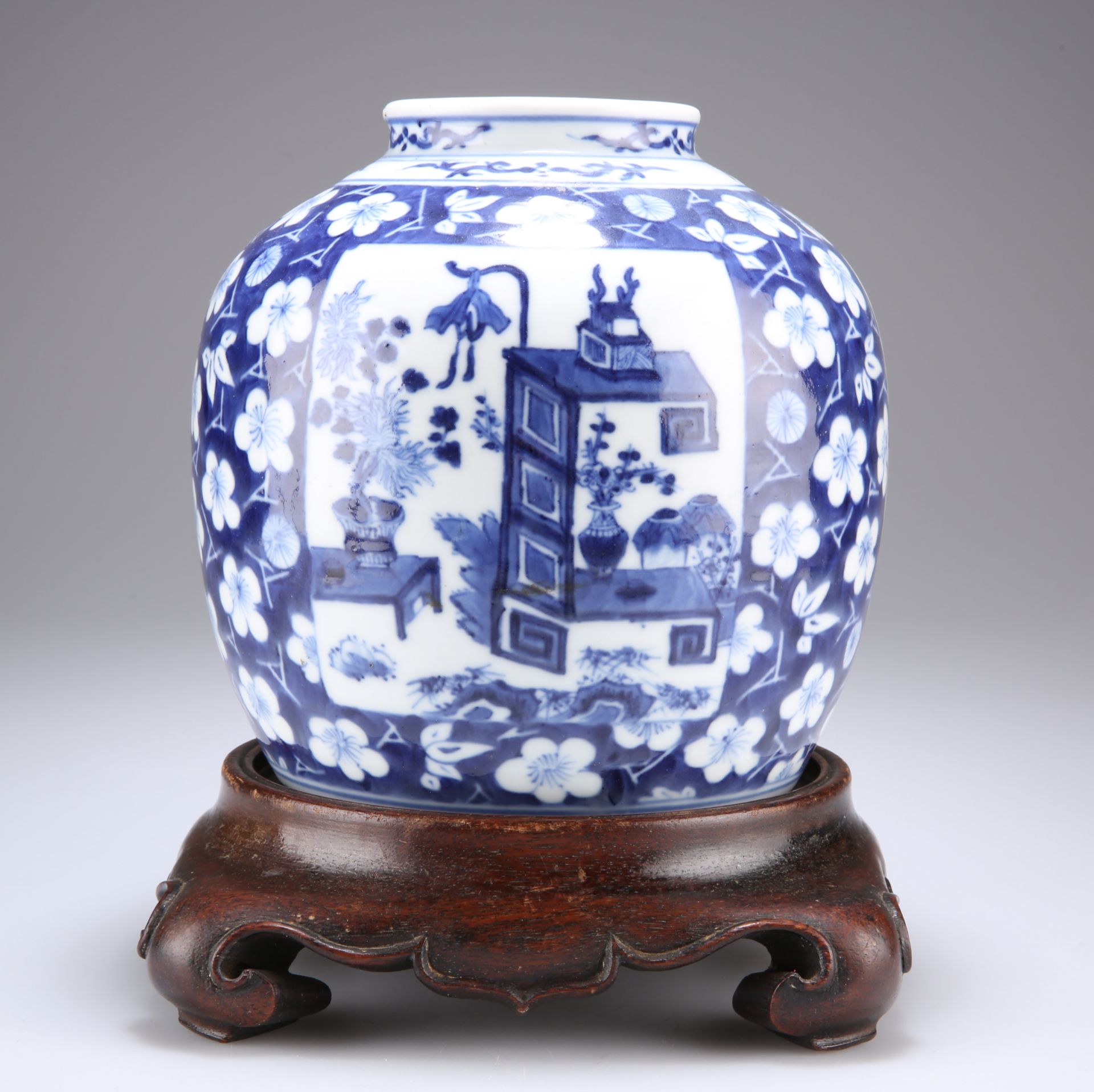 A CHINESE BLUE AND WHITE PORCELAIN VASE - Image 4 of 6
