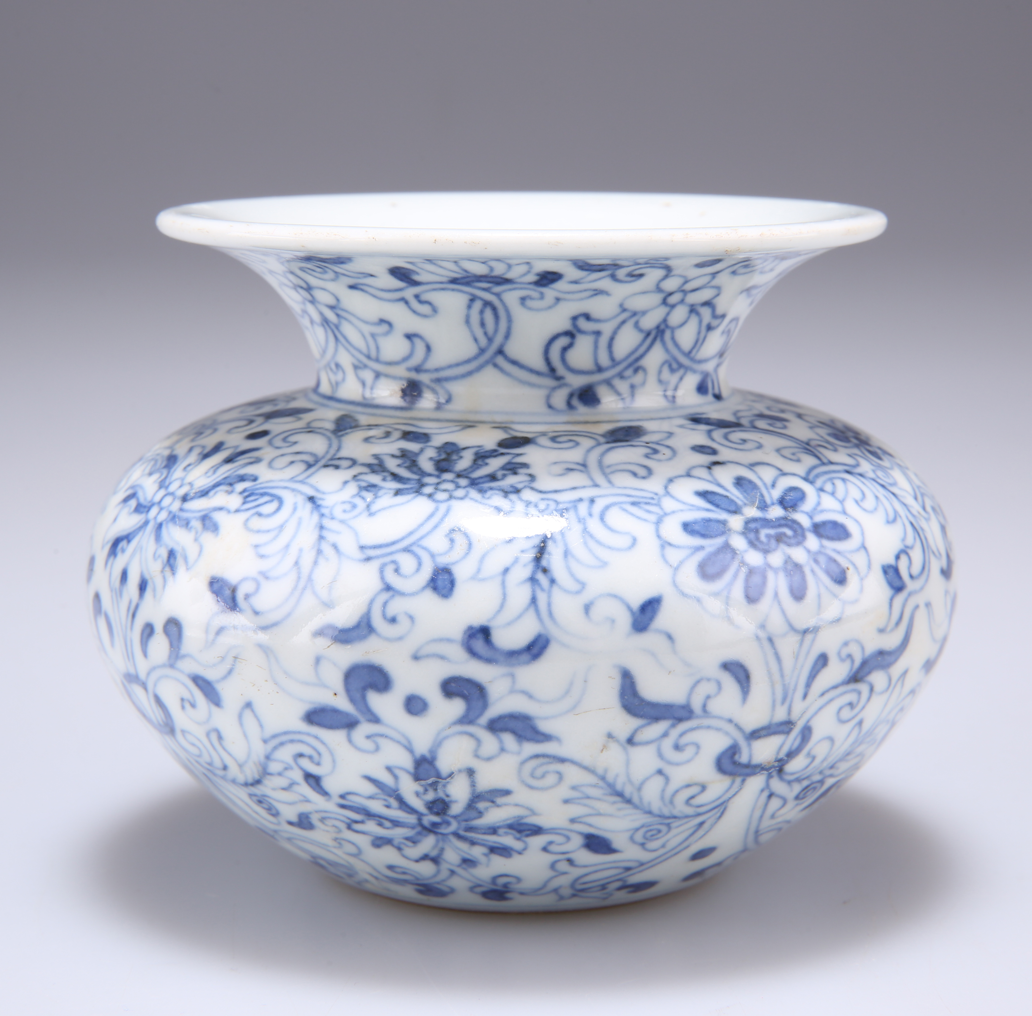 A CHINESE BLUE AND WHITE PORCELAIN VASE - Image 3 of 4