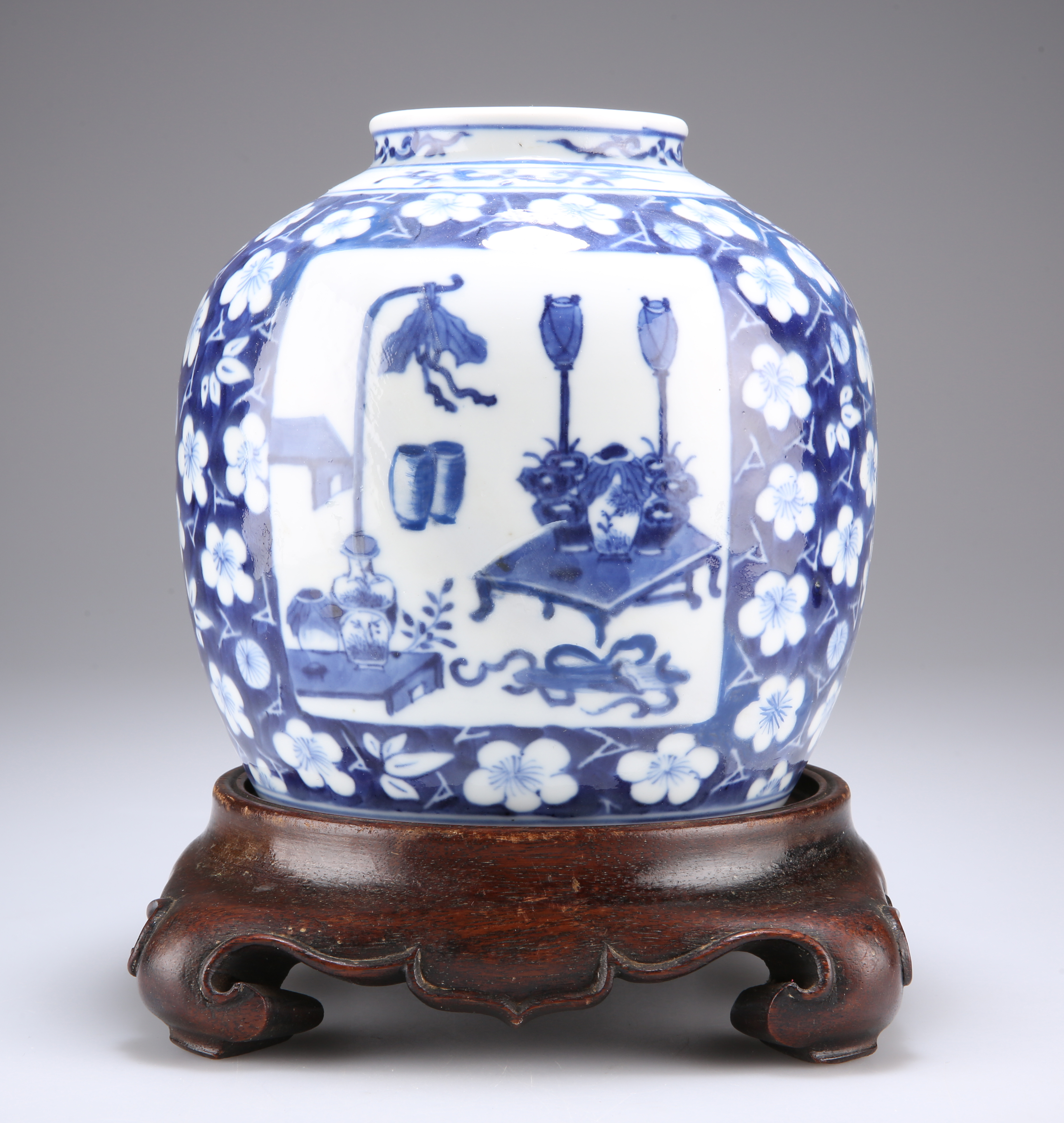 A CHINESE BLUE AND WHITE PORCELAIN VASE - Image 5 of 6