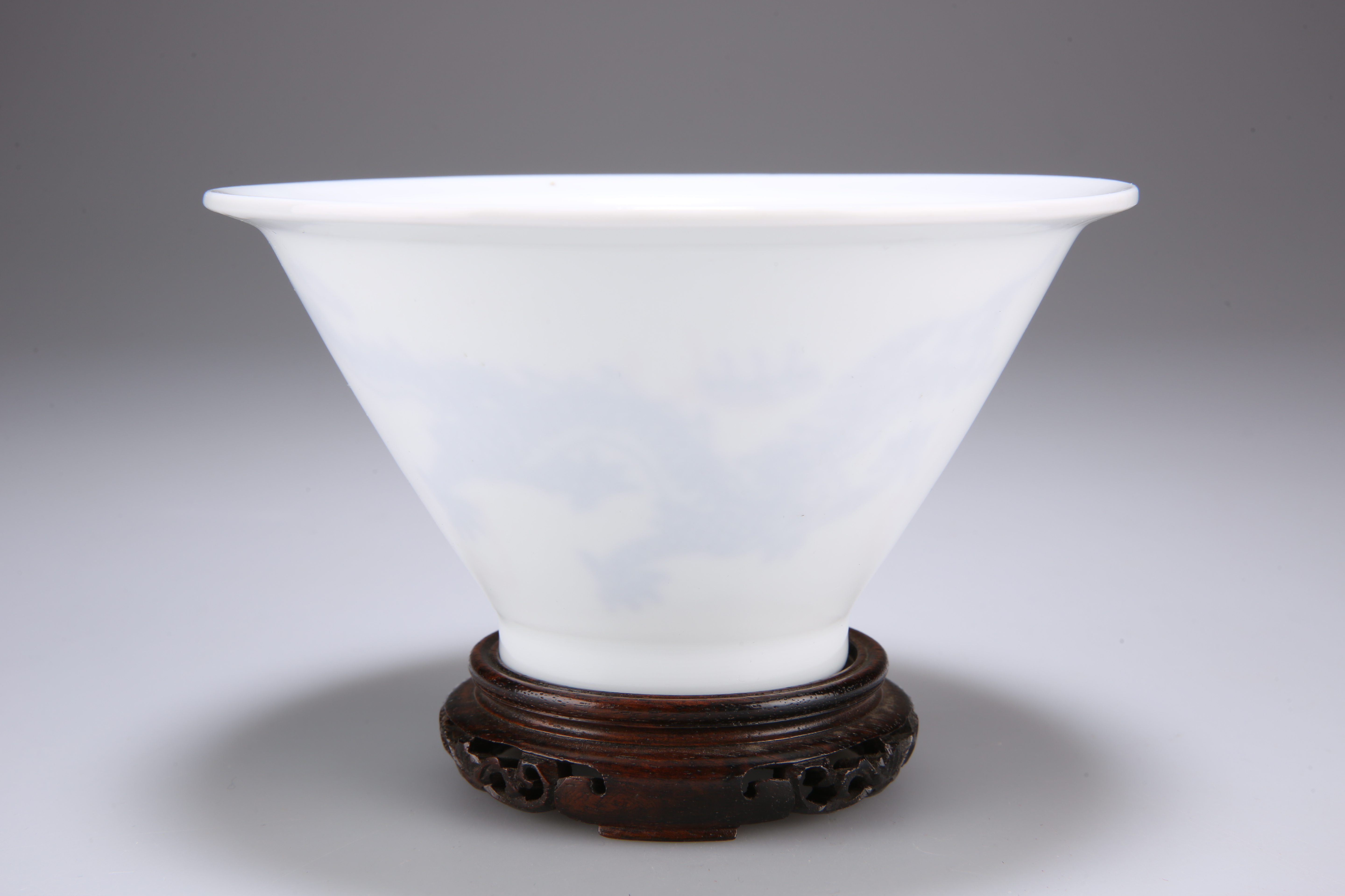 A CHINESE WHITE GLAZED PORCELAIN VASE - Image 6 of 8