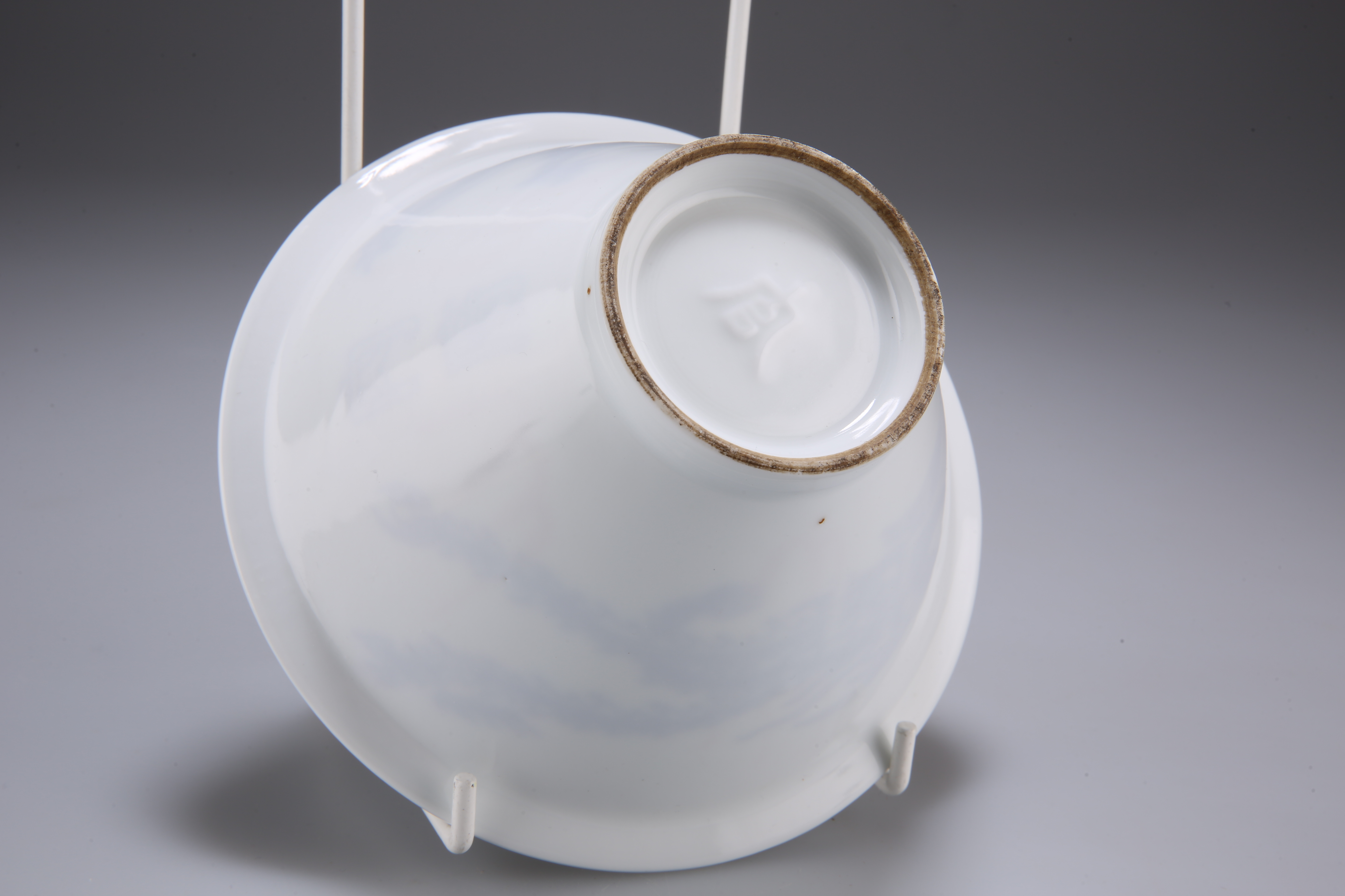 A CHINESE WHITE GLAZED PORCELAIN VASE - Image 4 of 8