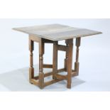 AN SMALL 18TH CENTURY OAK GATELEG TABLE