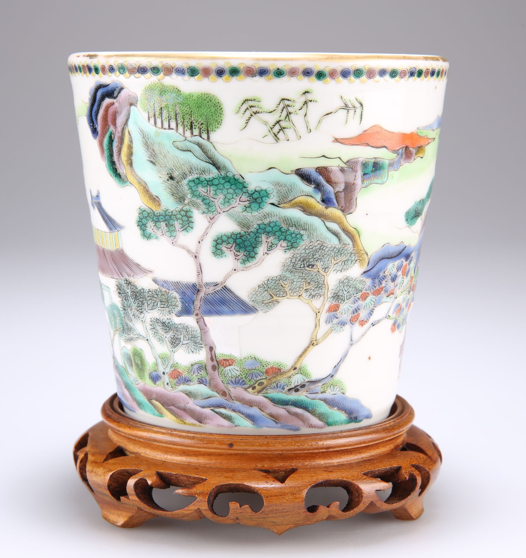 A CHINESE FAMILLE VERTE PORCELAIN PLANTER