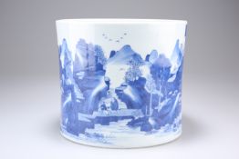 A LARGE CHINESE BLUE AND WHITE PORCELAIN BRUSH POT