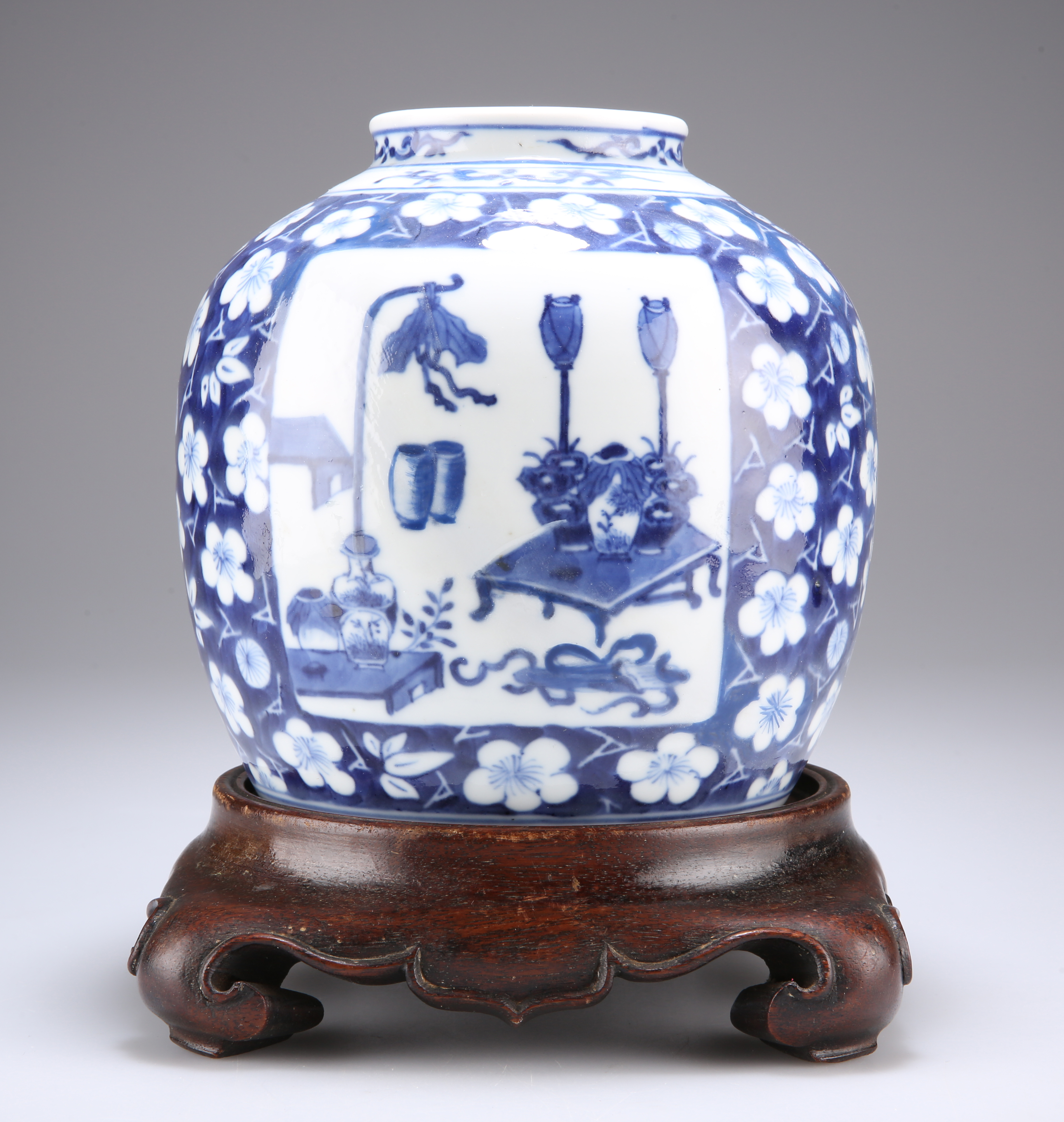 A CHINESE BLUE AND WHITE PORCELAIN VASE - Image 2 of 6