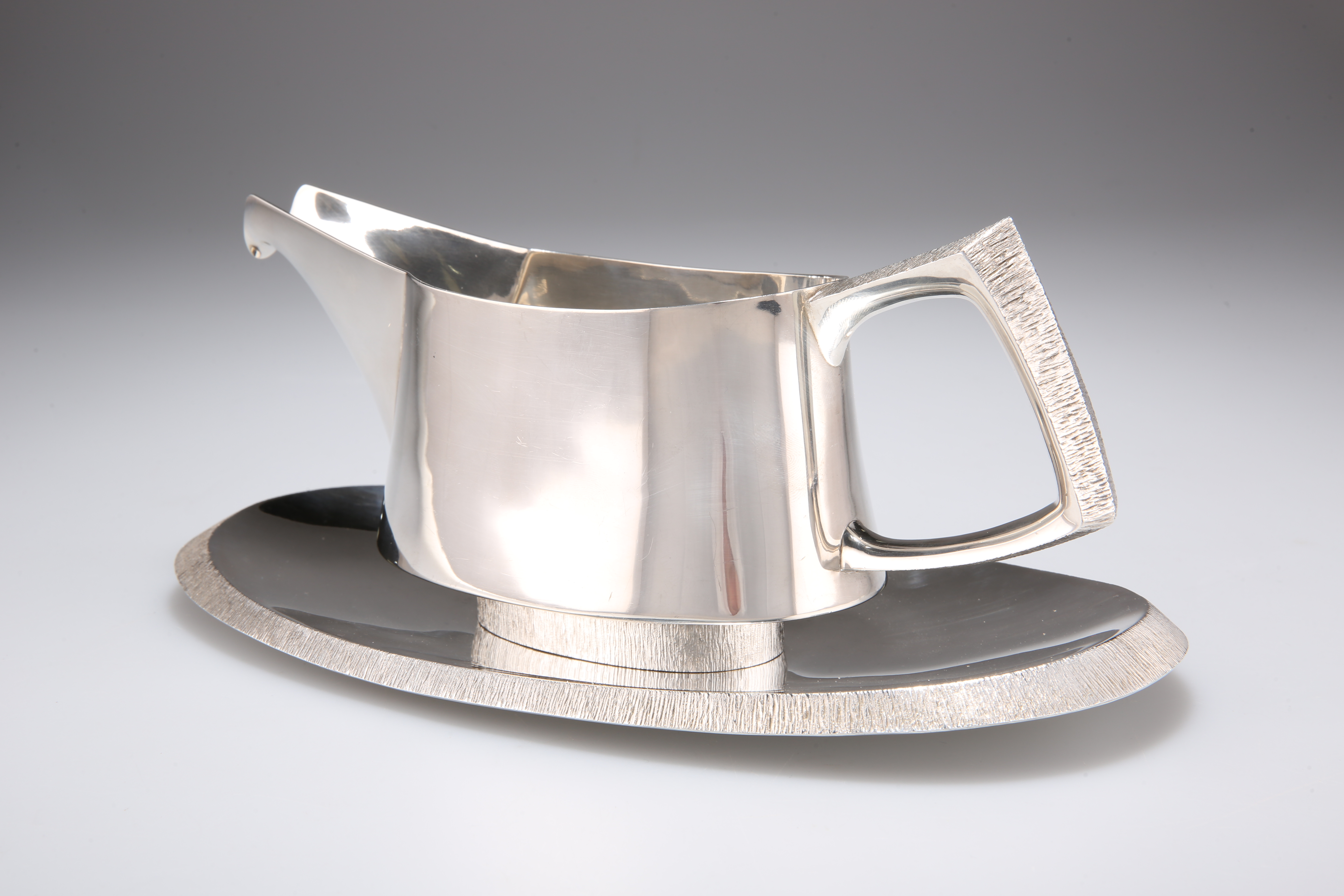 CHRISTOPHER NIGEL LAWRENCE (BORN 1936), AN ELIZABETH II SILVER SAUCE BOAT ON STAND - Image 2 of 3