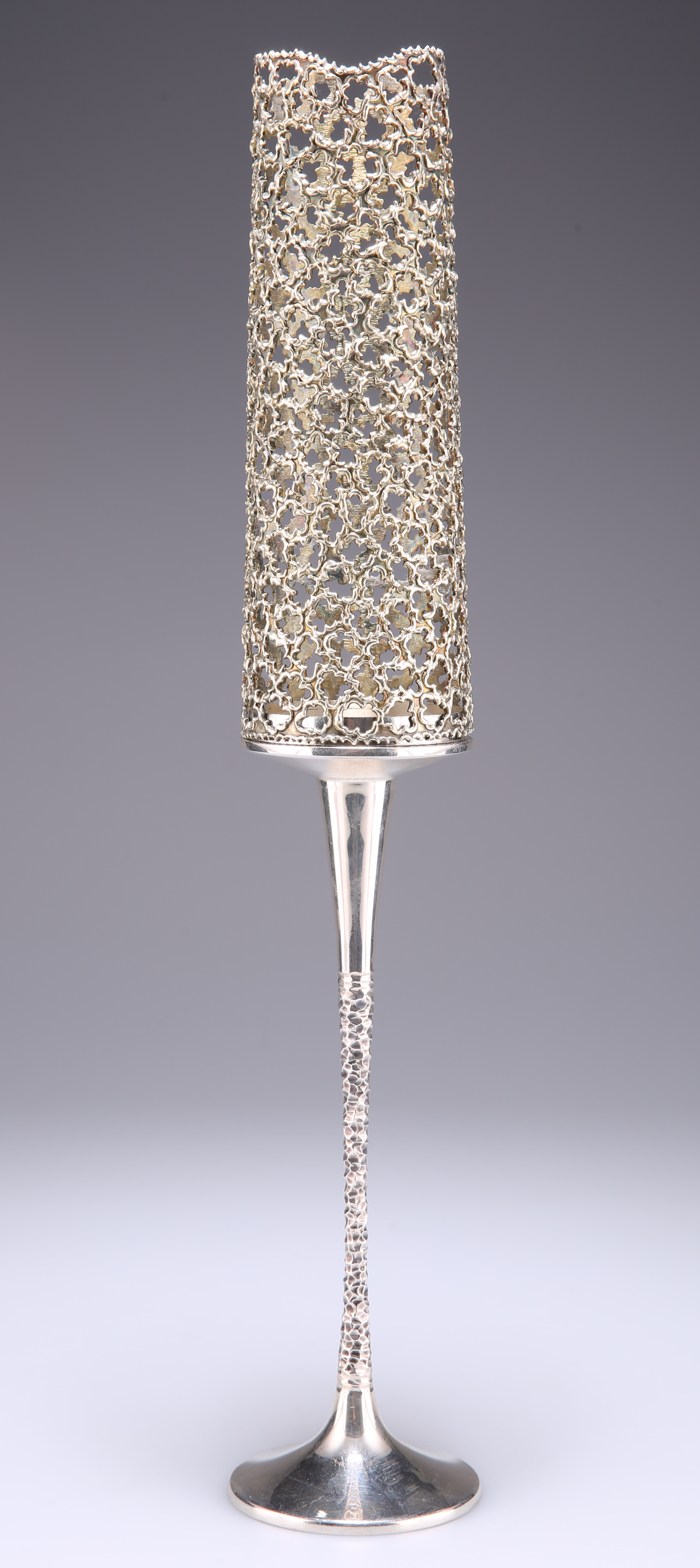 STUART DEVLIN (1931-2018) AN ELIZABETH II PARCEL-GILT SILVER CANDLESTICK WITH FILIGREE SHADE