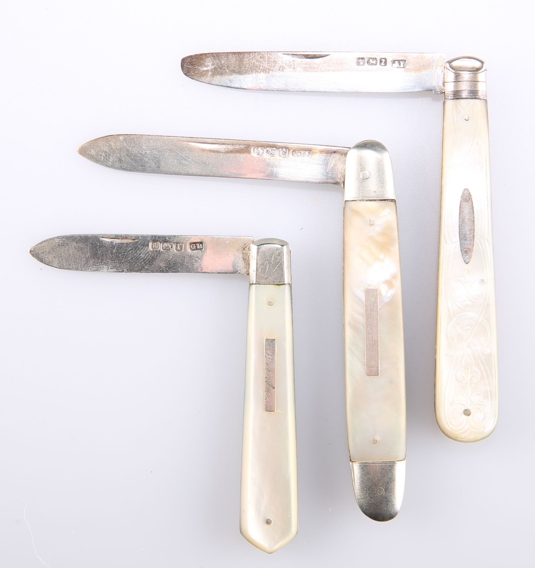 THREE MOTHER OF PEARL MOUNTED AND SILVER BLADED PEN KNIVES