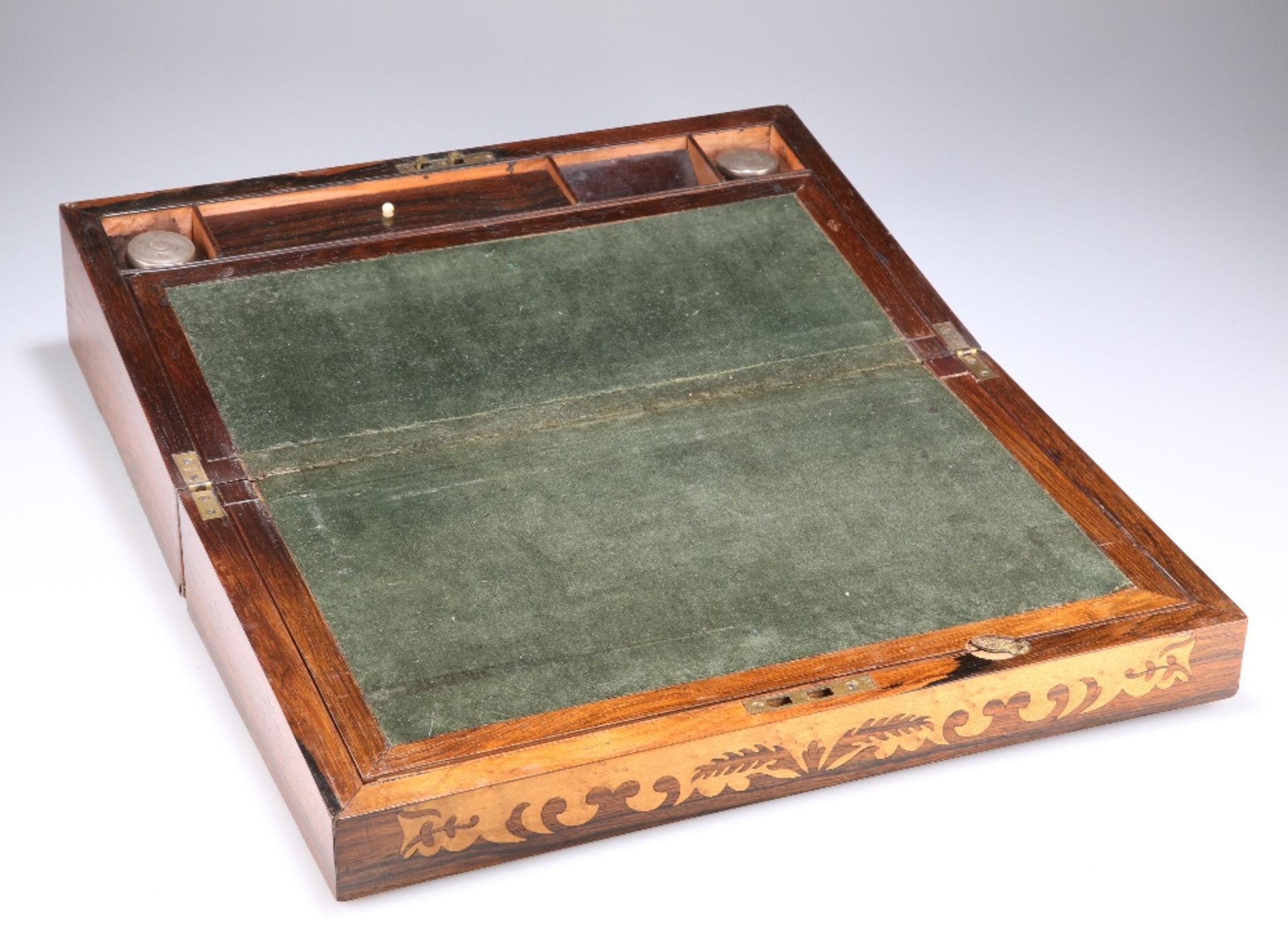 A 19TH CENTURY ROSEWOOD AND BURR WOOD WRITING SLOPE - Bild 2 aus 2