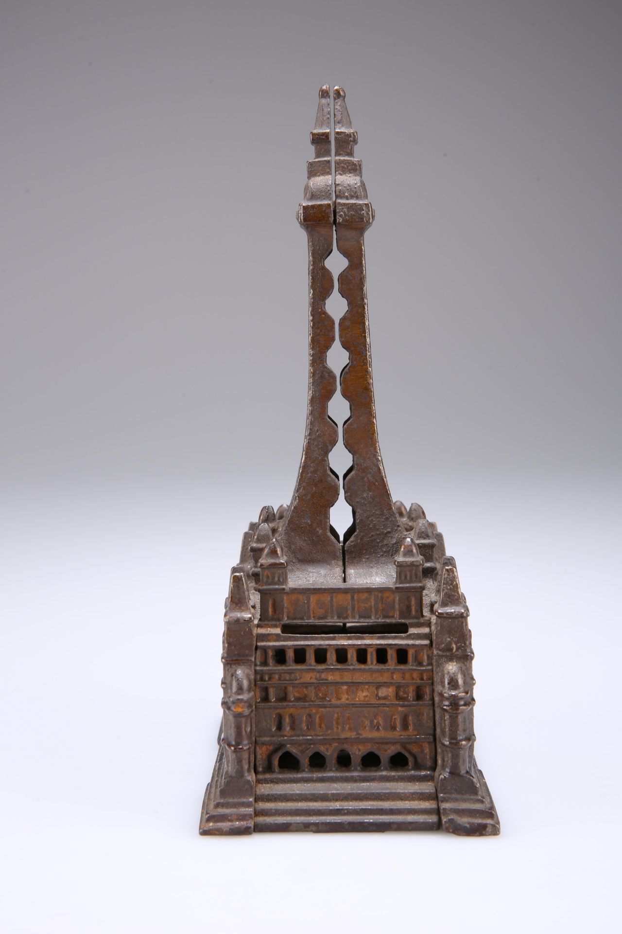 AN EDWARDIAN CAST IRON MONEY BOX IN THE FORM OF BLACKPOOL TOWER - Bild 2 aus 2