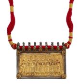 AN INDIAN PENDANT NECKLET