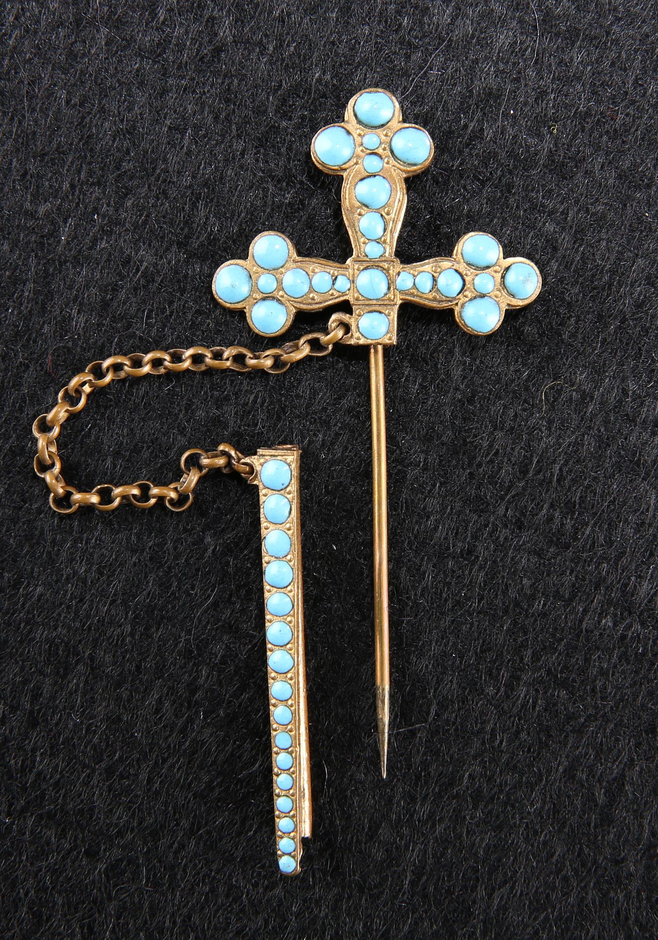 A 19TH CENTURY GILT METAL AND TURQUOISE SET SWORD PIN - Bild 2 aus 2