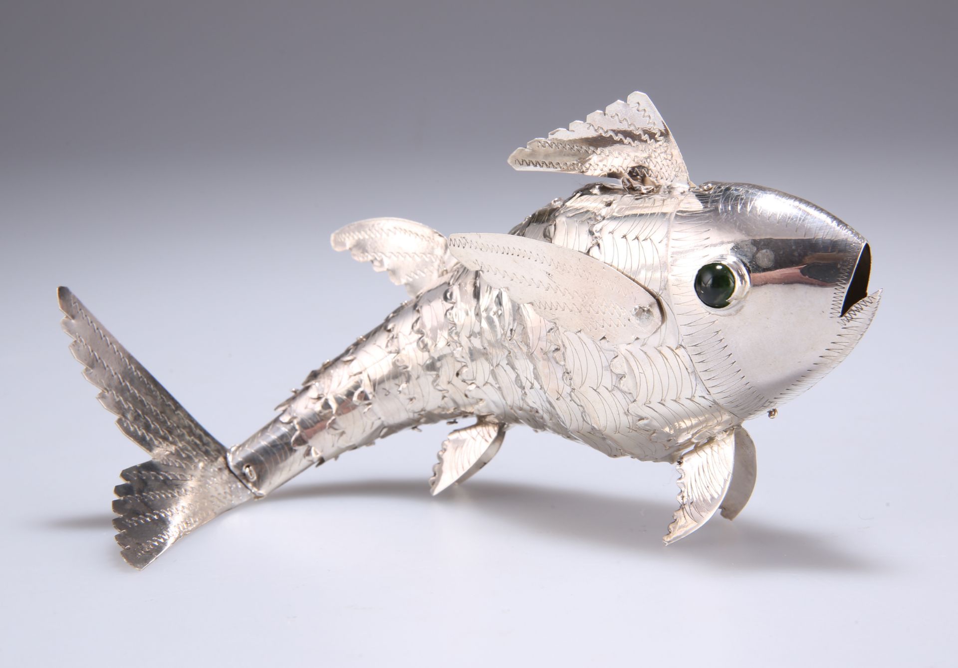 AN ARTICULATED SILVER METAL MODEL OF A FISH - Bild 2 aus 2