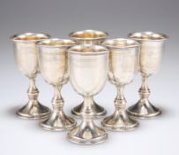 A SET OF SIX GEORGE V SILVER SMALL GOBLETS