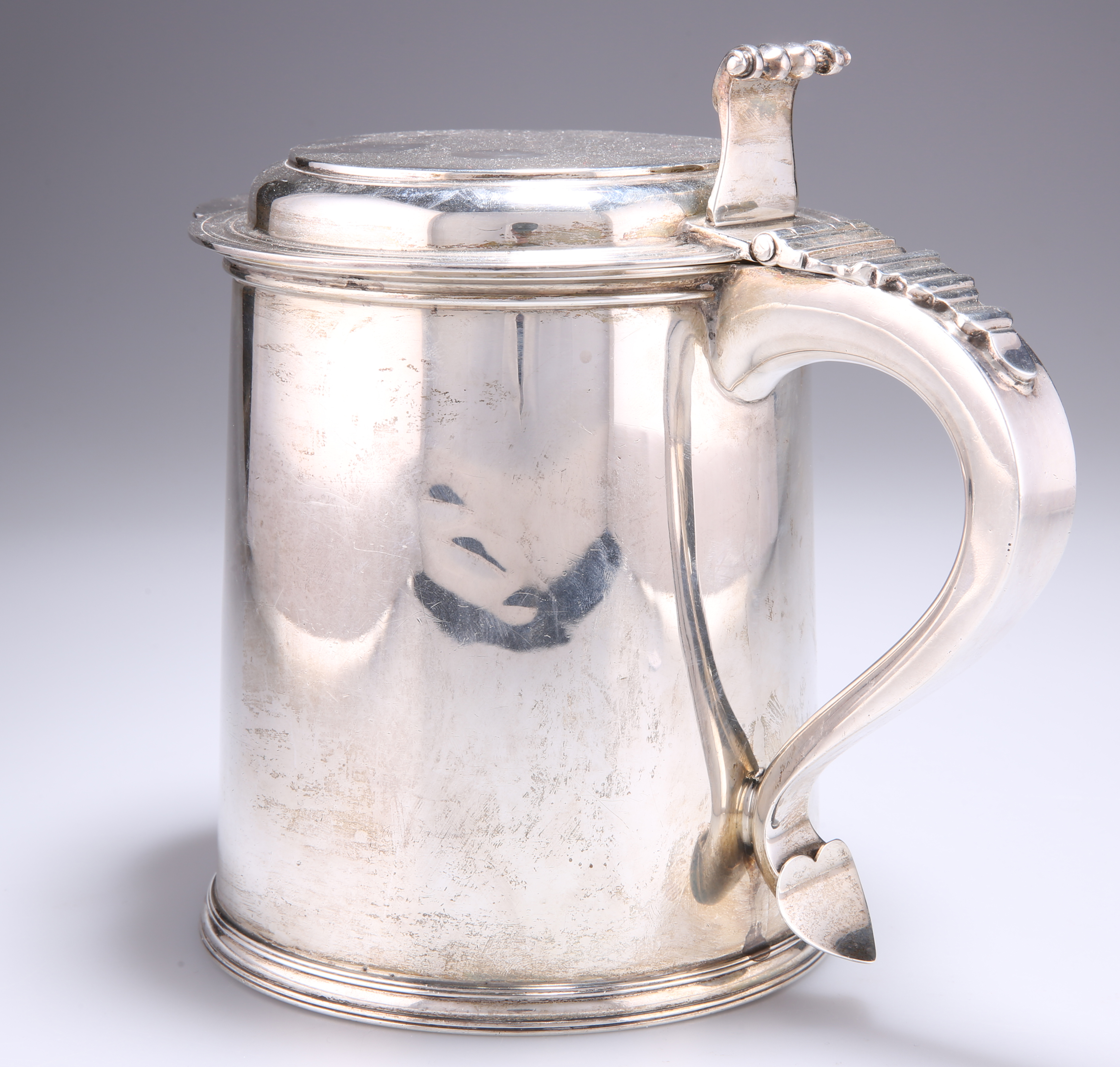 A LARGE GEORGE VI SILVER LIDDED TANKARD - Image 2 of 2