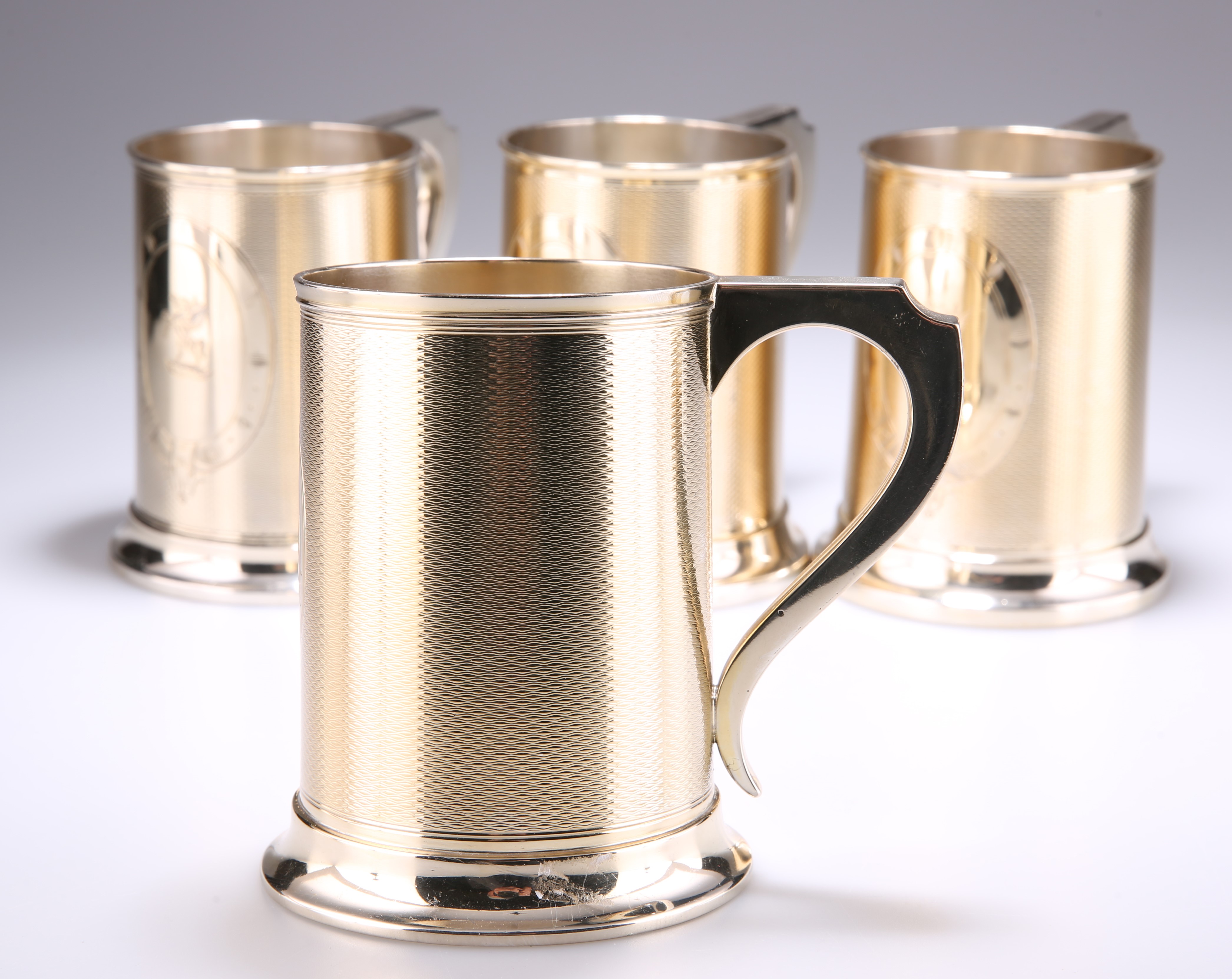 A HARLEQUIN SET OF FOUR VICTORIAN SILVER-GILT PINT MUGS - Image 4 of 5