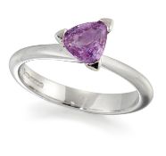 AN 18 CARAT WHITE GOLD PINK SAPPHIRE SINGLE-STONE RING