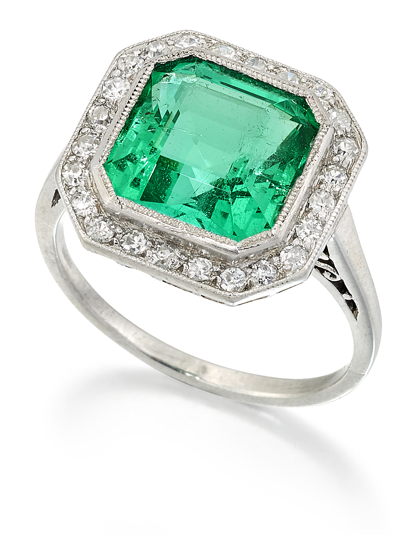 AN ART DECO COLOMBIAN EMERALD AND DIAMOND CLUSTER RING