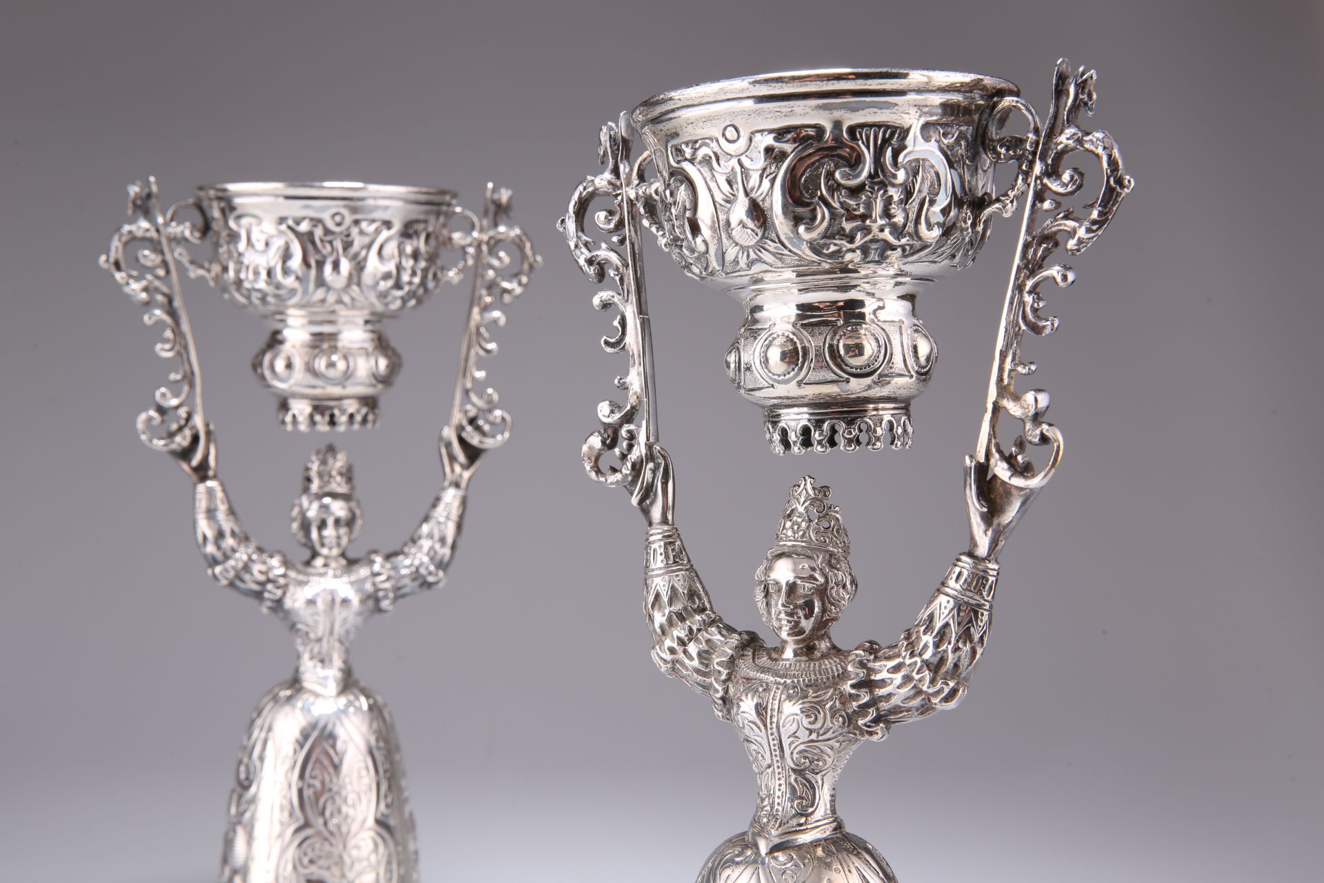 A LARGE PAIR OF GEORGE V SCOTTISH SILVER WAGER CUPS - Image 2 of 3