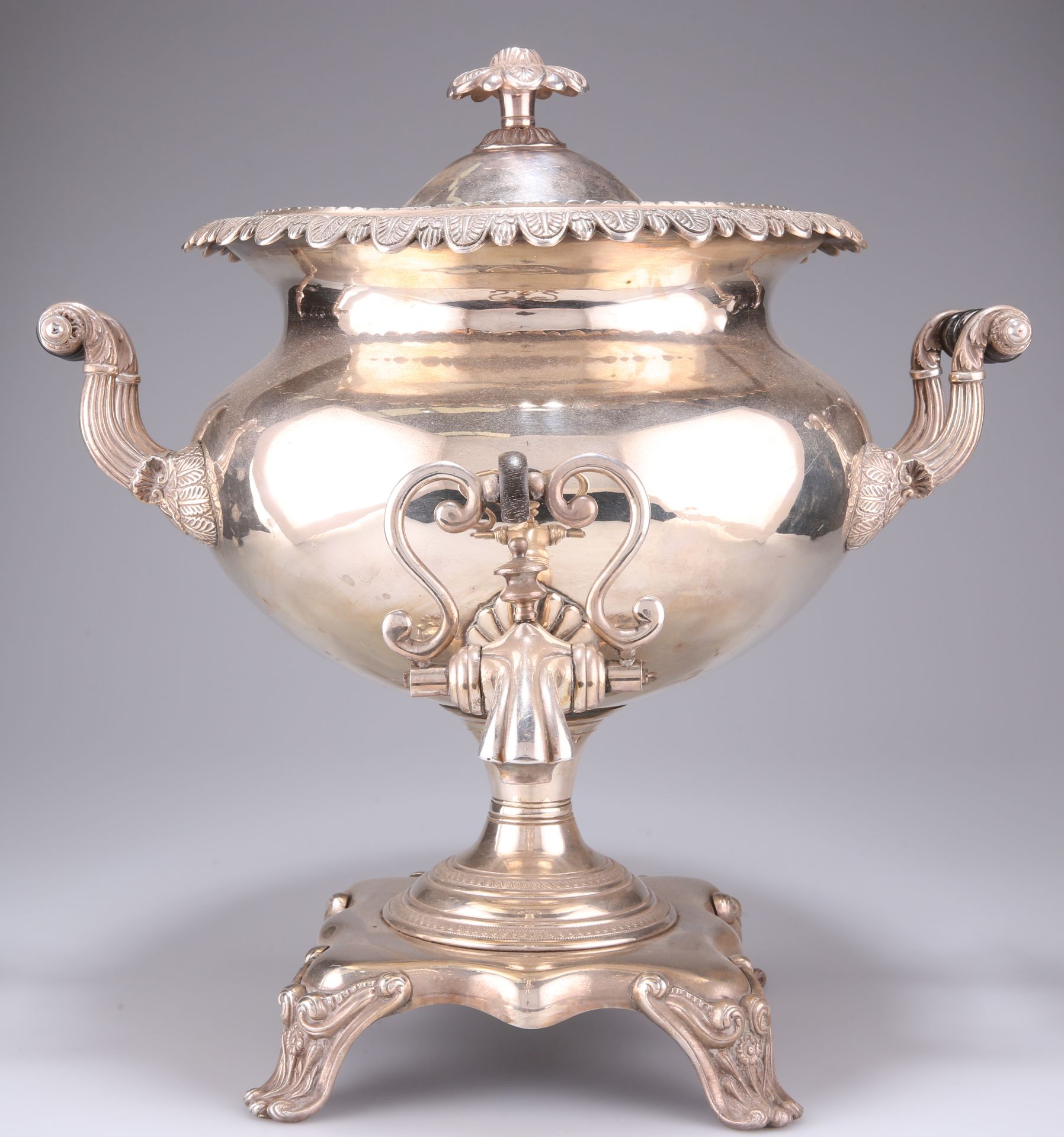 A 19TH CENTURY SILVER-PLATED SAMOVAR - Bild 2 aus 2