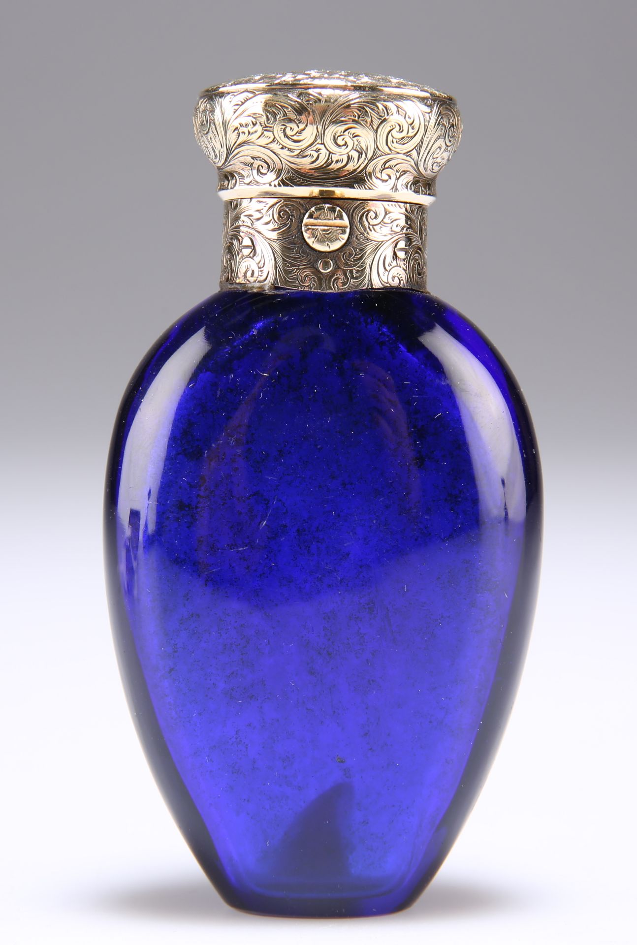 A VICTORIAN GOLD-MOUNTED BLUE-GLASS SCENT BOTTLE - Image 2 of 2