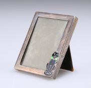 AN ART DECO SILVER AND ENAMEL NOVELTY PHOTOGRAPH FRAME