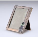 AN ART DECO SILVER AND ENAMEL NOVELTY PHOTOGRAPH FRAME