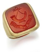 AN 18 CARAT GOLD CARNELIAN INTAGLIO SIGNET RING