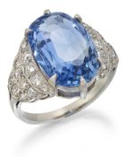 AN ART DECO STYLE CEYLON SAPPHIRE AND DIAMOND RING