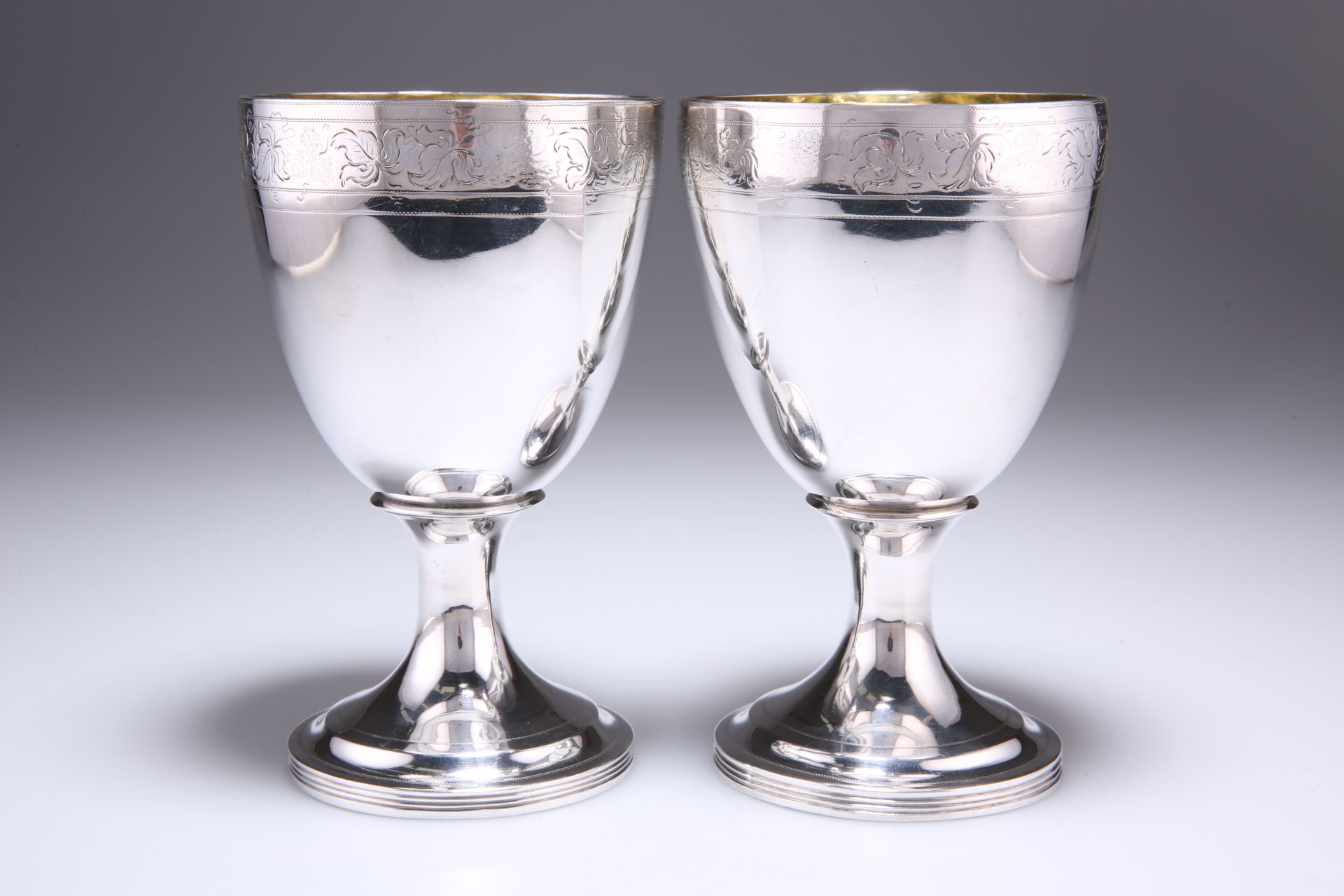 A PAIR OF PROVINCIAL GEORGE III SILVER GOBLETS - Bild 2 aus 3