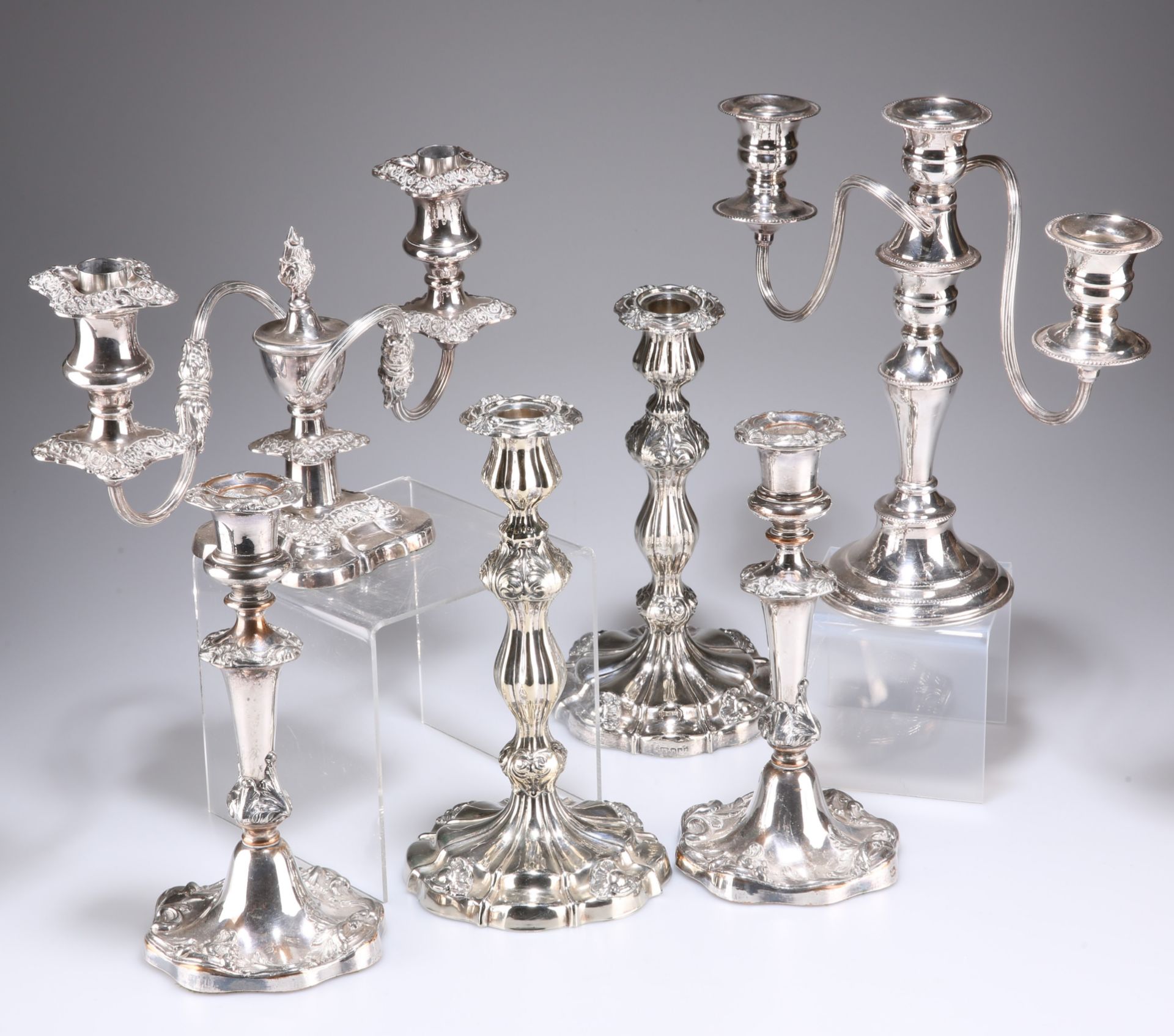 A GROUP OF SILVER-PLATED CANDLESTICKS AND CANDELABRA - Bild 2 aus 2