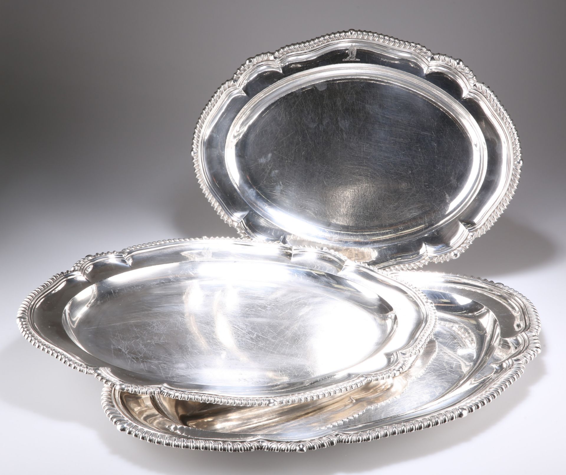 A SUITE OF THREE VICTORIAN PROVINCIAL SILVER MEAT DISHES - Bild 2 aus 3