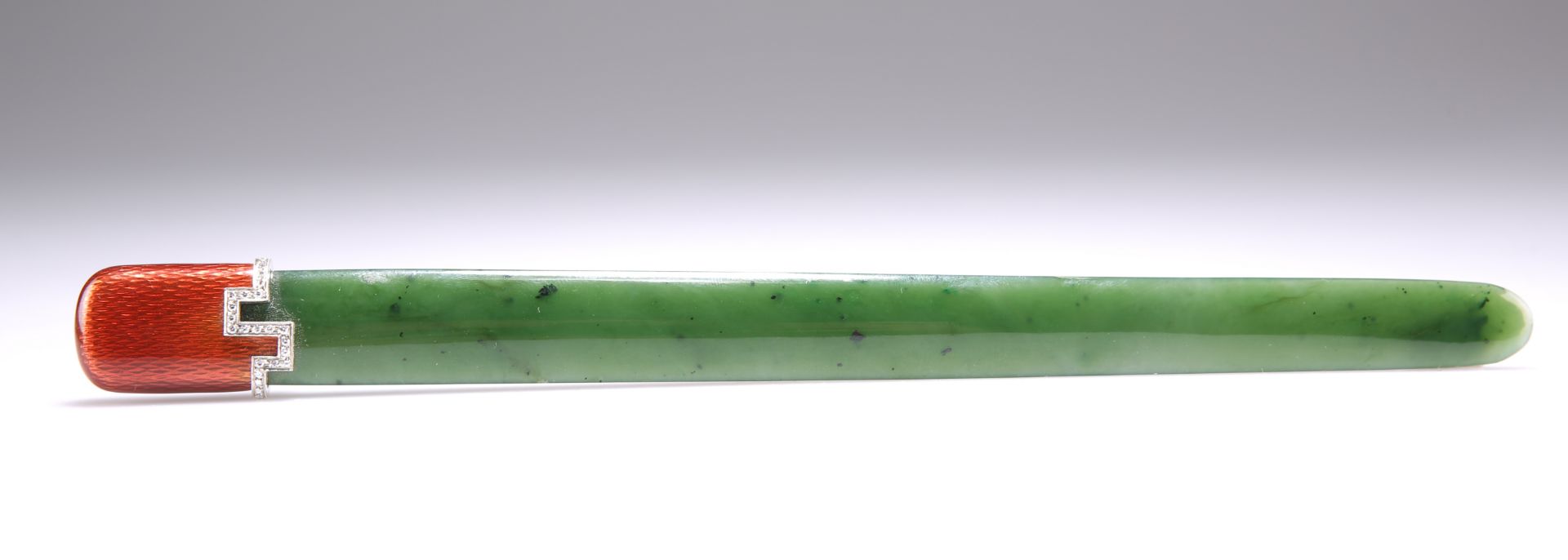 AN ART DECO NEPHRITE, ENAMEL AND DIAMOND PAGE TURNER - Bild 2 aus 3