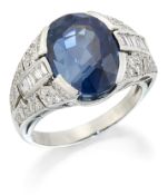 AN ART DECO STYLE CEYLON SAPPHIRE AND DIAMOND RING