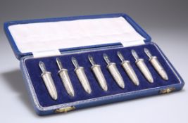 A SET OF EIGHT ELIZABETH II SILVER SWEETCORN PRICKS