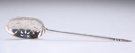 AN 18TH CENTURY SILVER MOTE SPOON