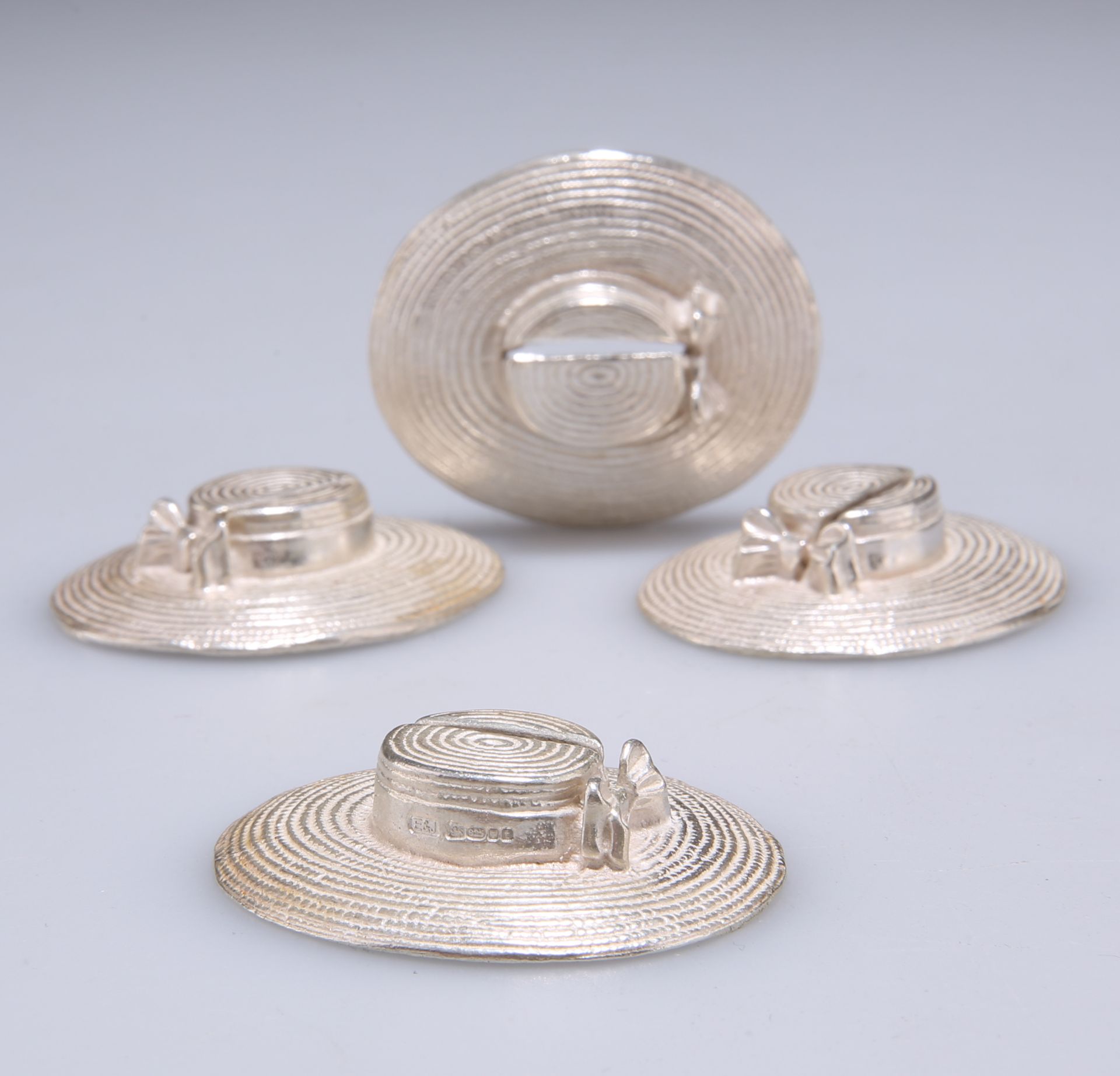 AN ELIZABETH II SET OF FOUR SILVER NOVELTY SUN HAT MENU HOLDERS - Bild 2 aus 2