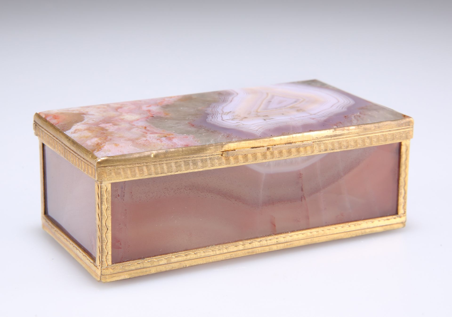 A BANDED AGATE TRINKET BOX AND COVER