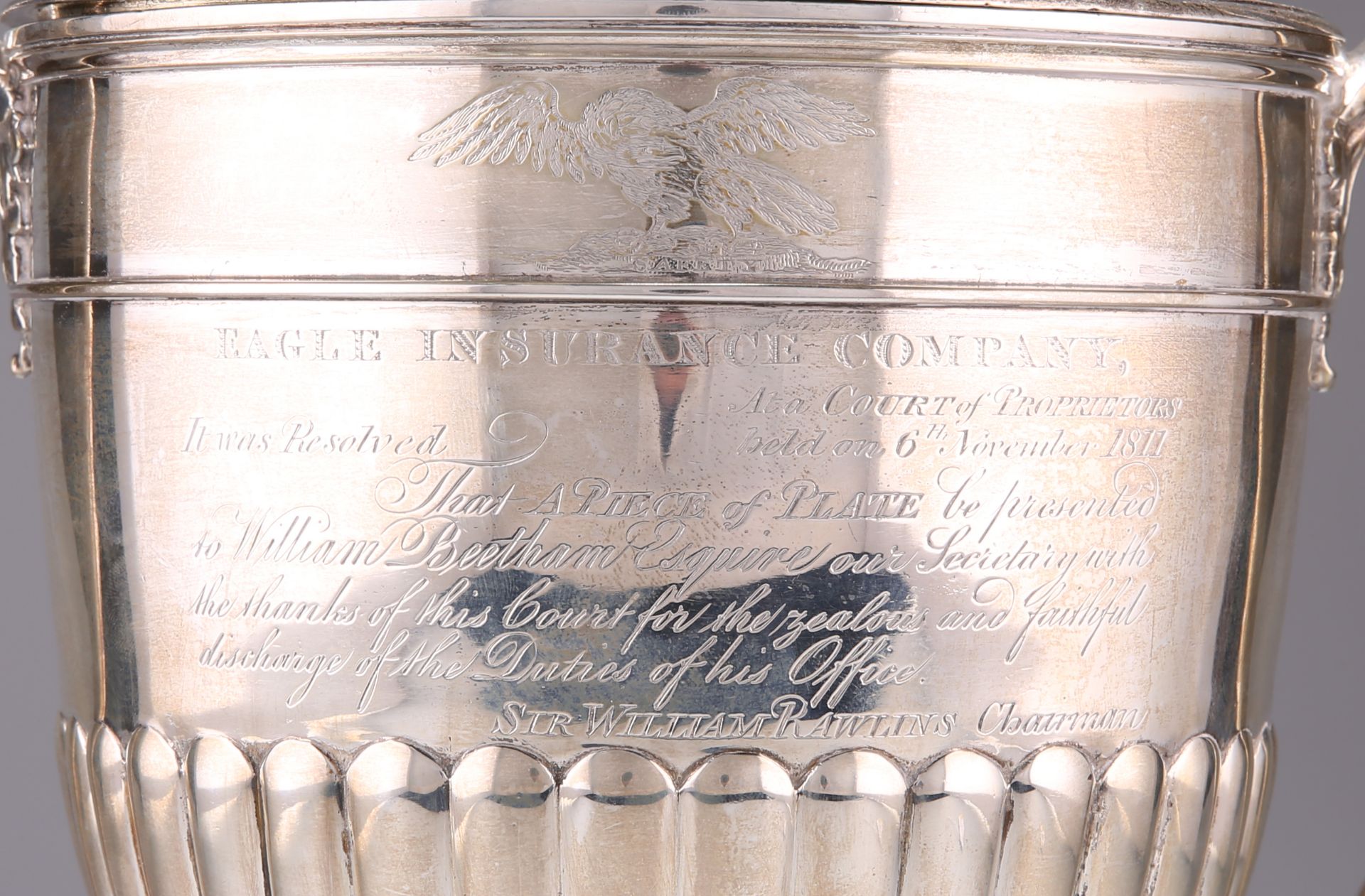 A LARGE GEORGE III SILVER CUP AND COVER - Bild 2 aus 2