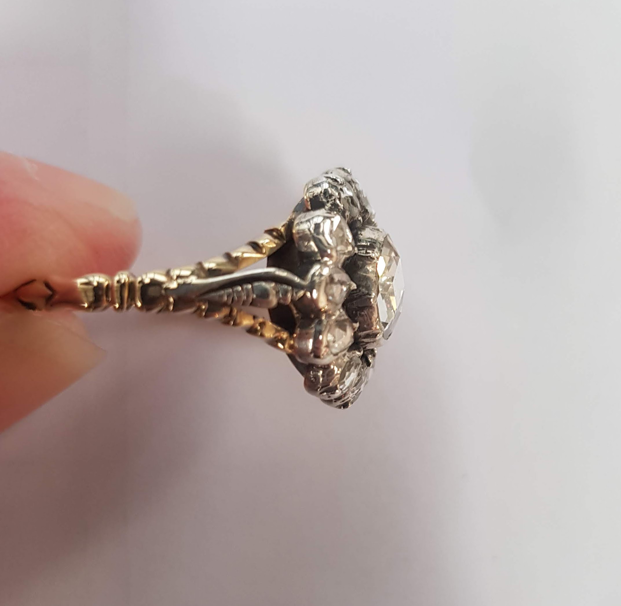 A DIAMOND CLUSTER RING - Bild 3 aus 3