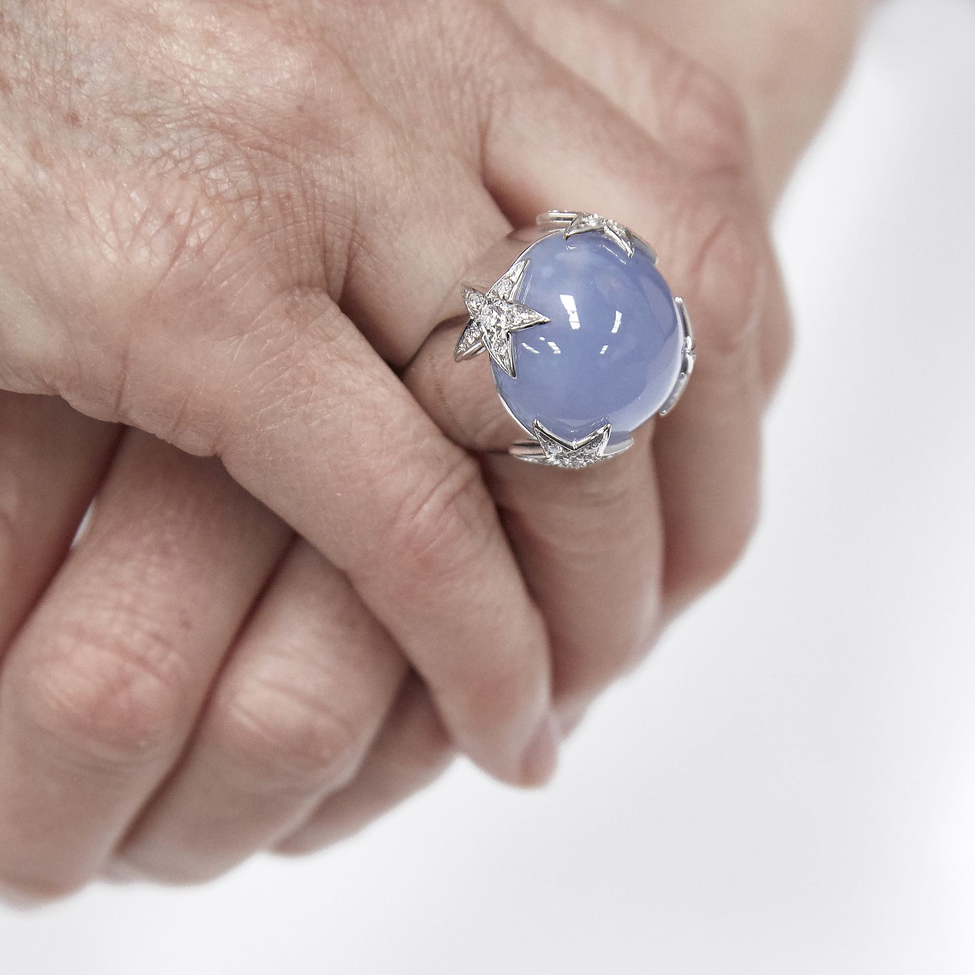 MARGHERITA BURGENER: A BLUE CHALCEDONY AND DIAMOND COCKTAIL RING - Bild 2 aus 2