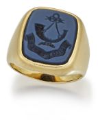 AN 18 CARAT GOLD SARDONYX INTAGLIO SIGNET RING