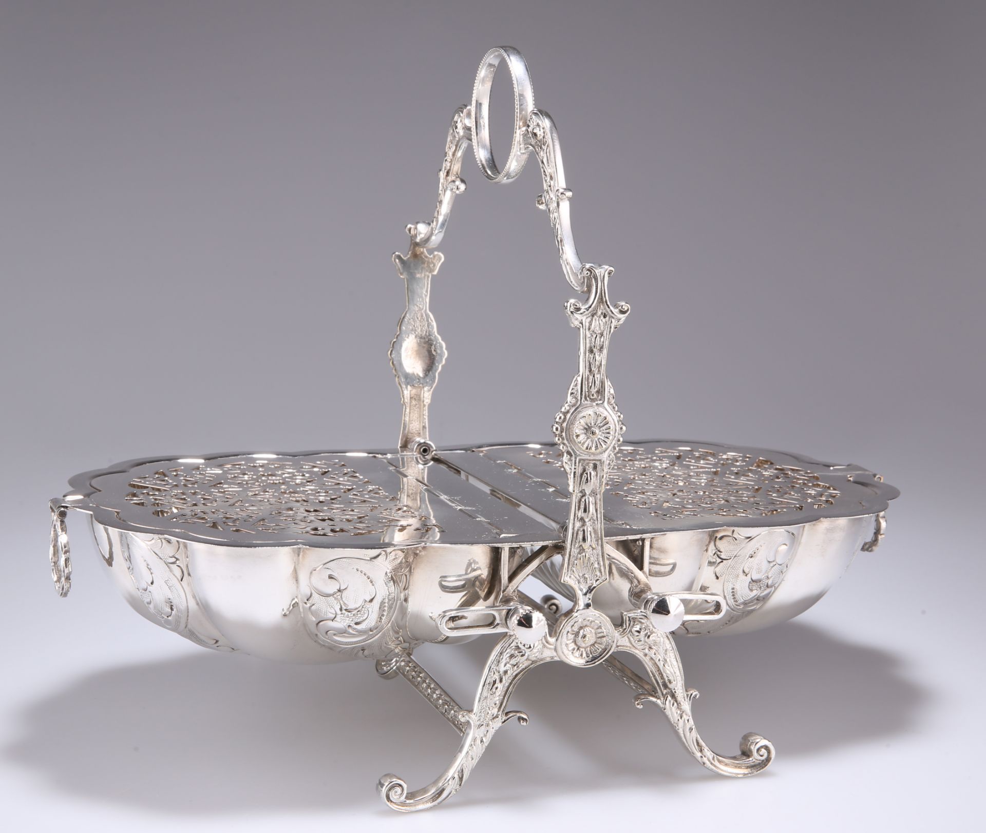 A VICTORIAN SILVER-PLATED MUFFIN DISH - Bild 3 aus 3