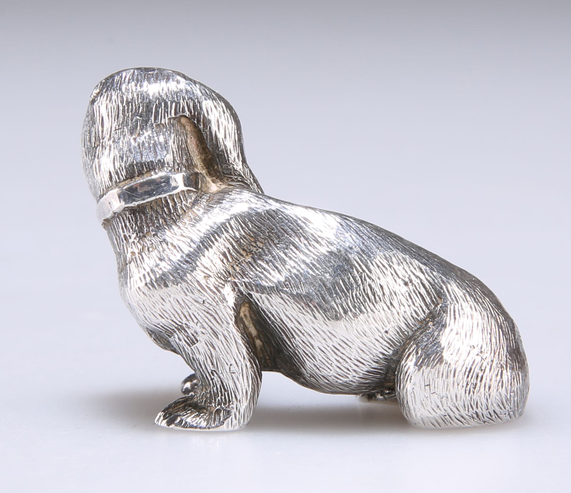 AN ELIZABETH II SILVER NOVELTY MODEL OF A DOG - Bild 2 aus 2