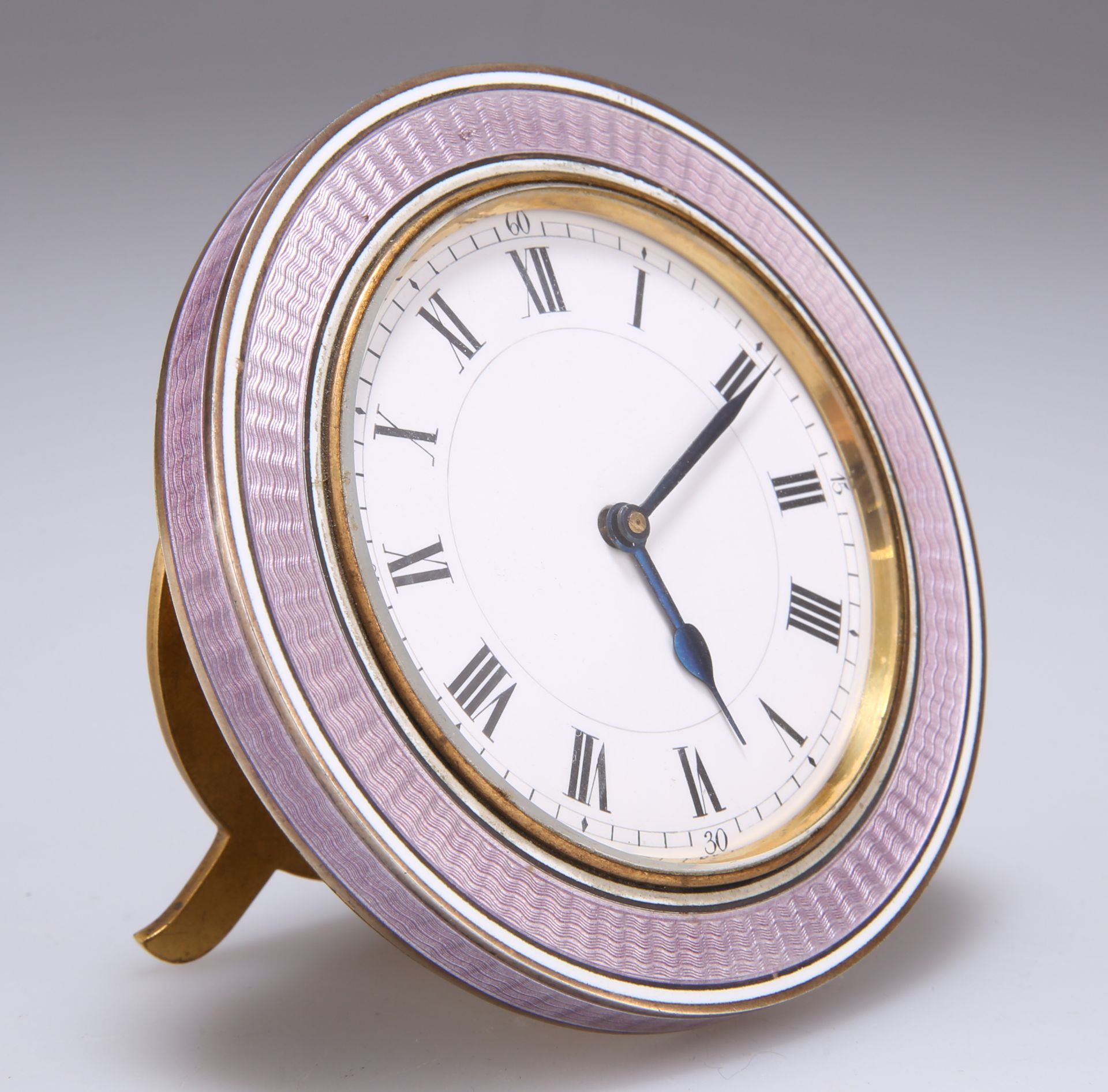 AN ENAMEL STRUT CLOCK, CIRCA 1920 - Bild 2 aus 4