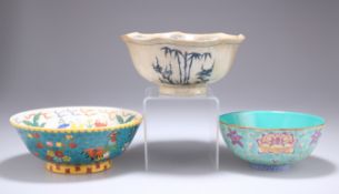 A CHINESE FAMILLE ROSE PORCELAIN BOWL